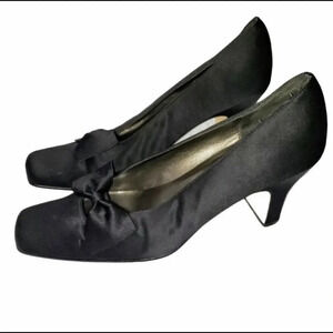 Sam & Libby‎ Venus 7M black fabric upper w/bow heels